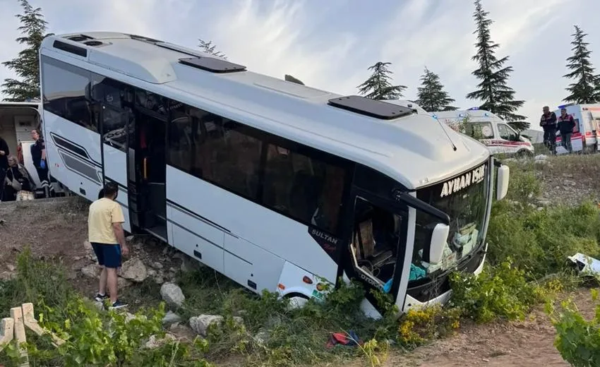 Isparta’da sabah saatlerinde meydana gelen kazada yolcu otobüsü ile minibüs