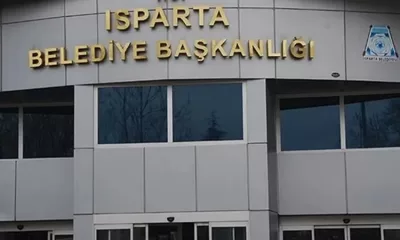 Isparta Belediyesi tarafından işletmesi yapılan cadde otoparklarından vatandaşlar arife günü