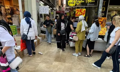 Isparta’da bayram öncesi ayakkabı fiyatlarına indirime giden bir firmanın önünde