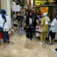 Isparta’da bayram öncesi ayakkabı fiyatlarına indirime giden bir firmanın önünde